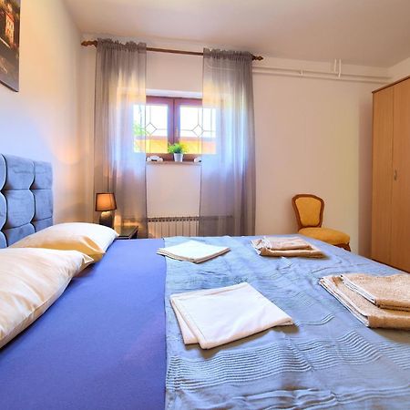 Apartment Bazina - Airconditioning, Parking, 500M From The Beach 크르크 외부 사진