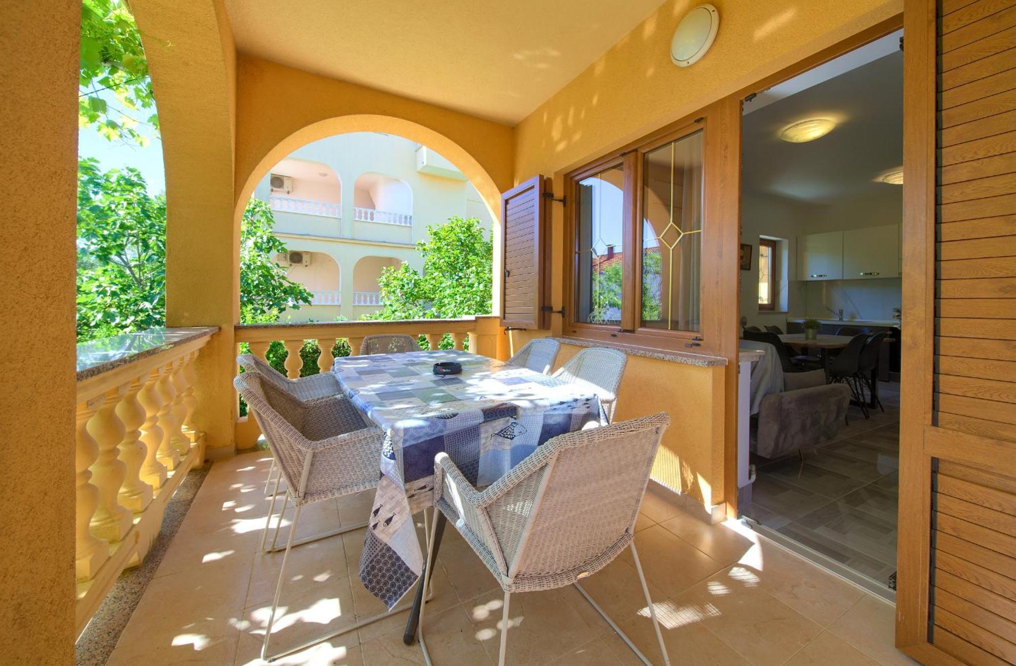 Apartment Bazina - Airconditioning, Parking, 500M From The Beach 크르크 외부 사진