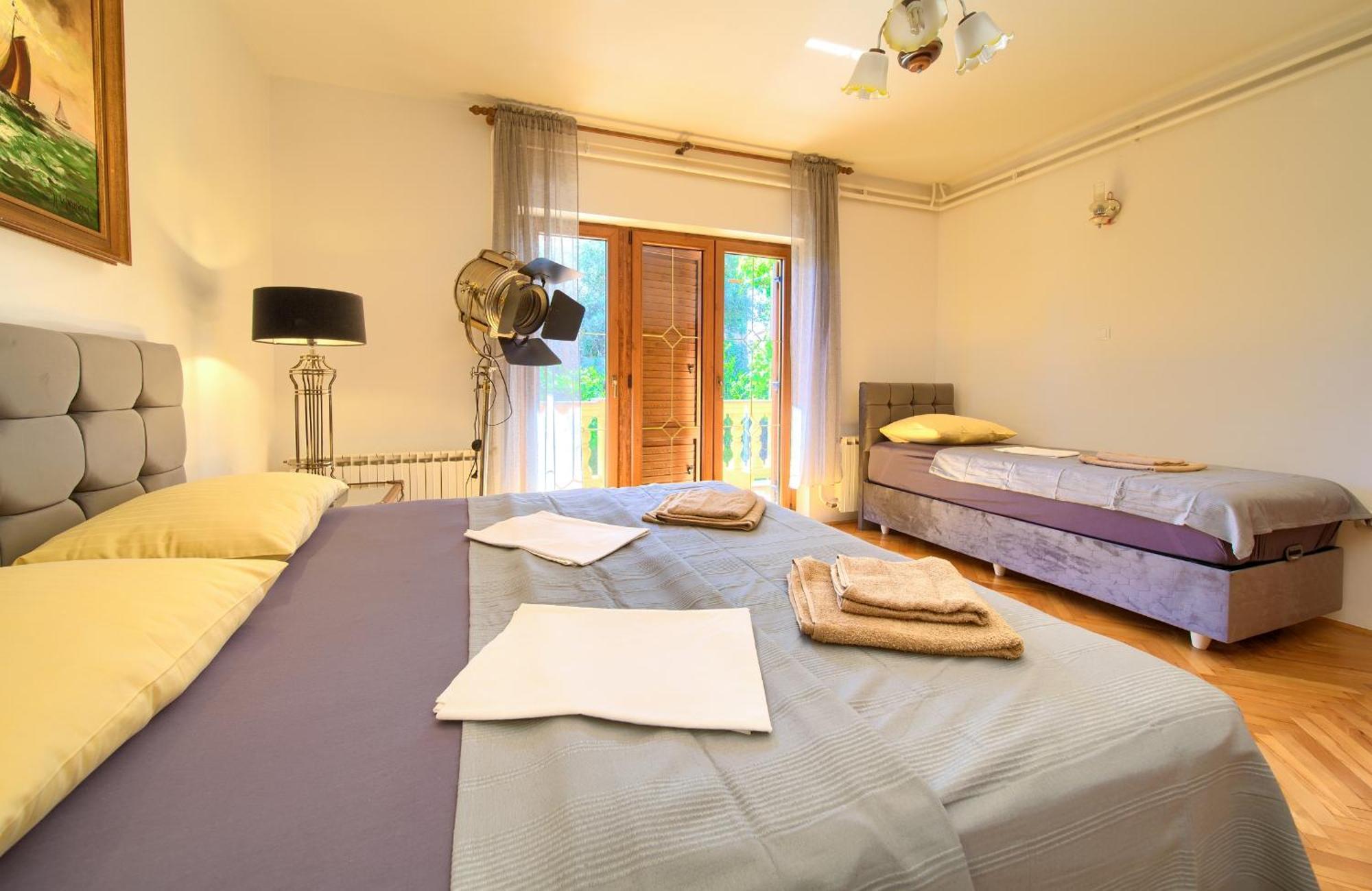 Apartment Bazina - Airconditioning, Parking, 500M From The Beach 크르크 외부 사진
