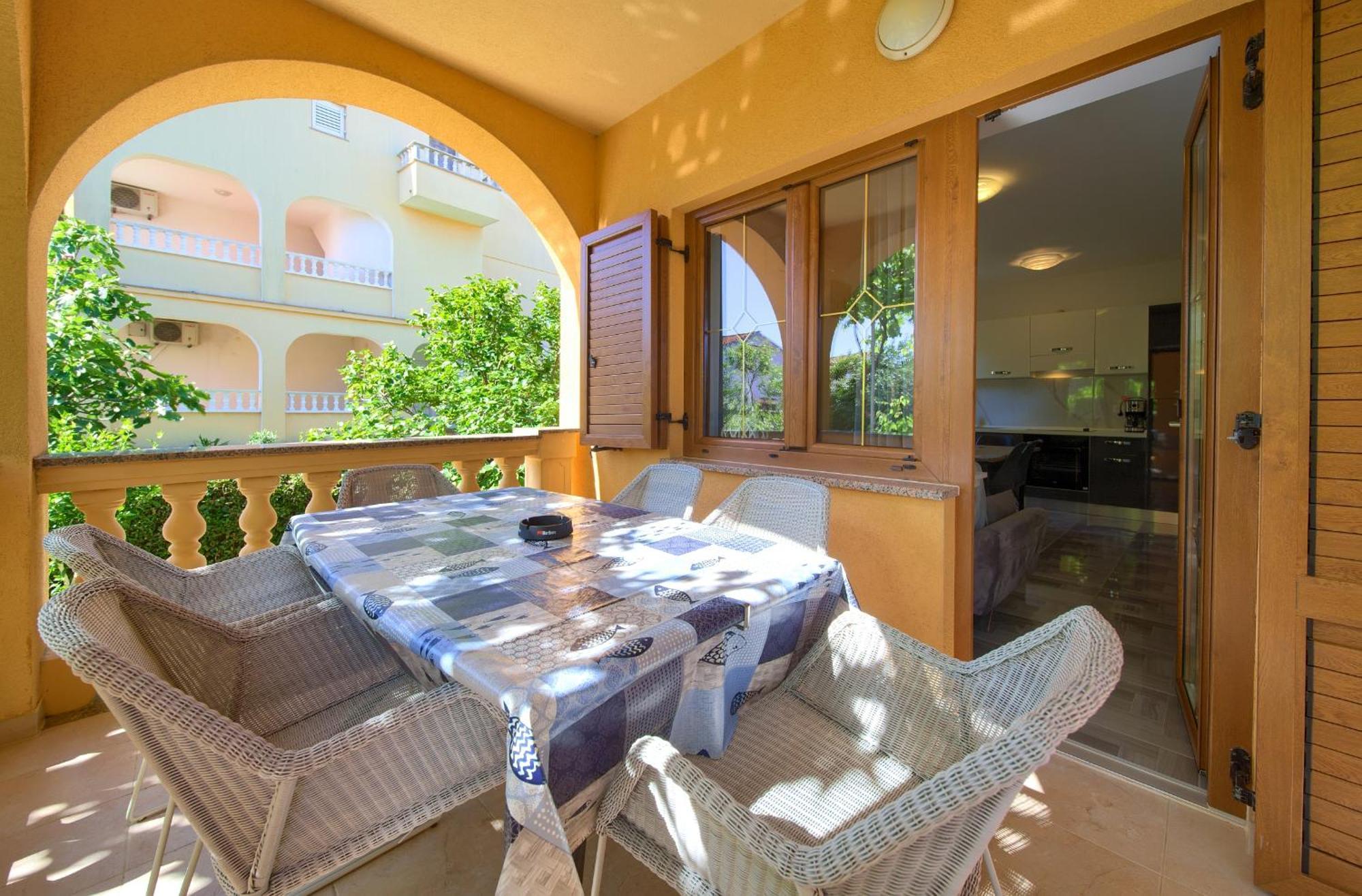 Apartment Bazina - Airconditioning, Parking, 500M From The Beach 크르크 외부 사진